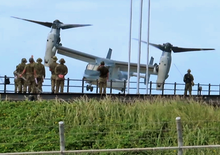 陸上自衛隊与那国駐屯地から離陸を試みる陸自V22オスプレイ。機体が左右に大きく揺れ、左翼が地面と接触した＝10月27日、沖縄県・与那国島（基地いらないチーム石垣提供）