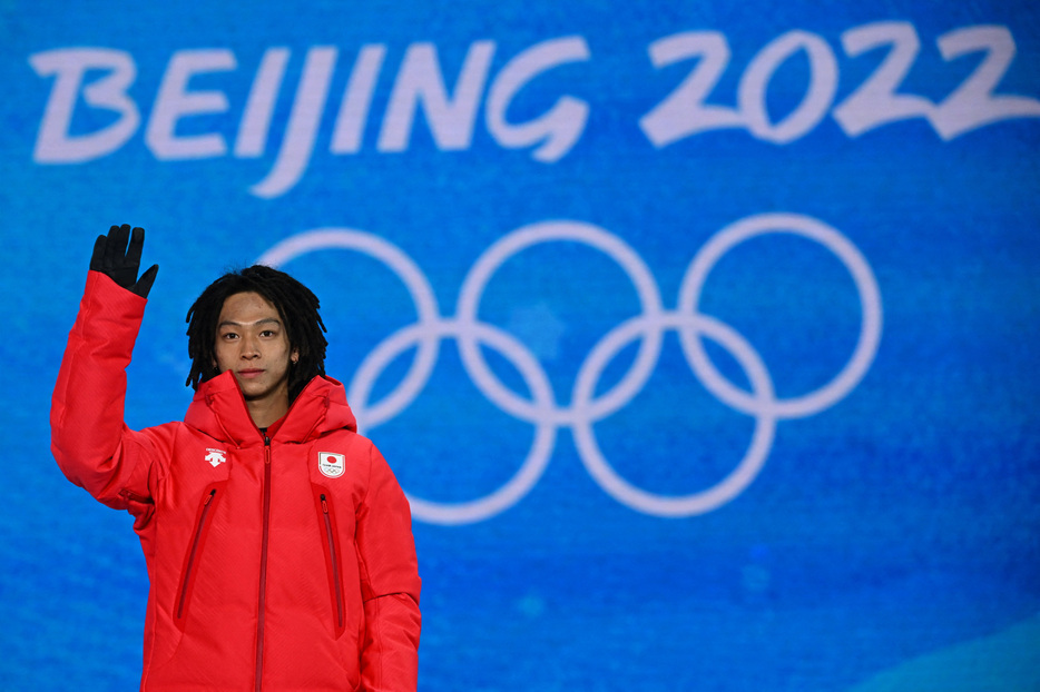 スノーボード男子ハーフパイプで２０２２年北京冬季五輪金メダリストの平野歩夢（写真）らが１８日、来年から開催されるプロリーグ「ザ・スノーリーグ」に参加することが分かった。中国の張家口で２０２２年２月撮影（２０２４年　ロイター/Dylan Martinez）