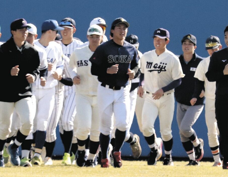 来年は中心選手と期待される創価大の立石正広内野手（中央）