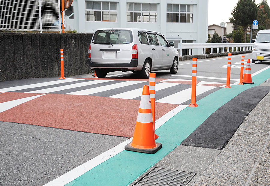 上郷体育館前の市道に設置されたスムーズ横断歩道