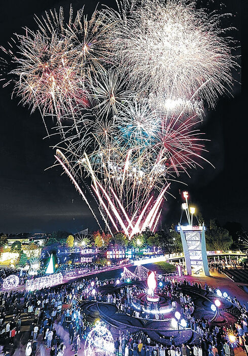 イルミネーションの上空を彩る花火＝１１月１６日、砺波チューリップ公園（多重露光）