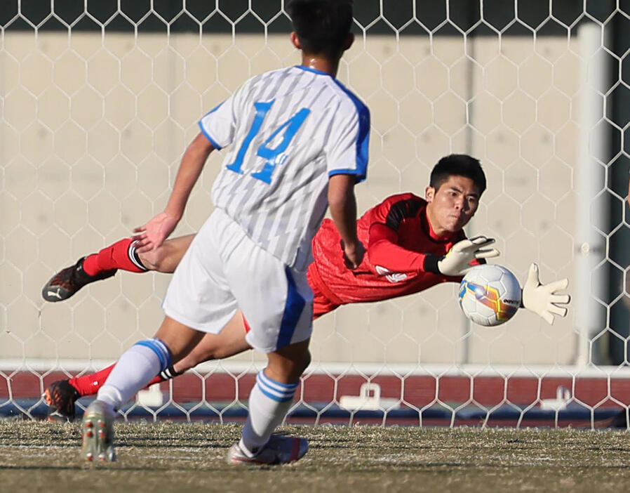 佐賀東対大津　後半、好セーブを見せる大津のGK佐藤（2022年1月2日撮影）