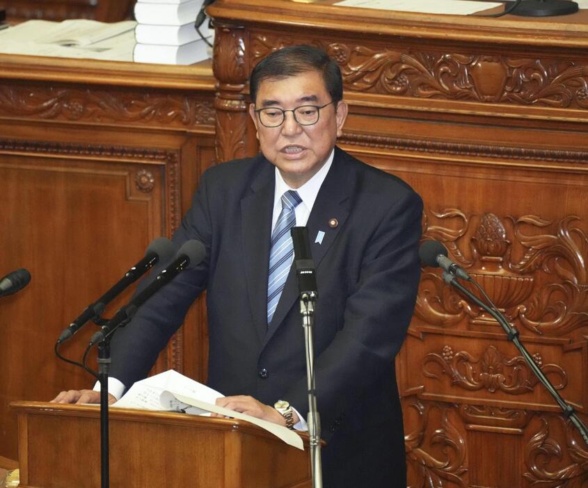 衆院本会議で答弁する石破首相＝2日午後