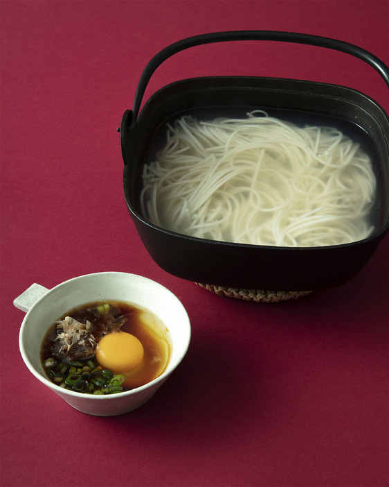 〈長崎五島うどん〉の《五島手延うどん》。あごダシのつゆに、お好みでネギ、かつお節といった薬味や、生卵を加えて食べるのが格別。