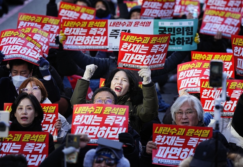 韓国の尹錫悦大統領の罷免などを求める人々＝15日、ソウル（共同）