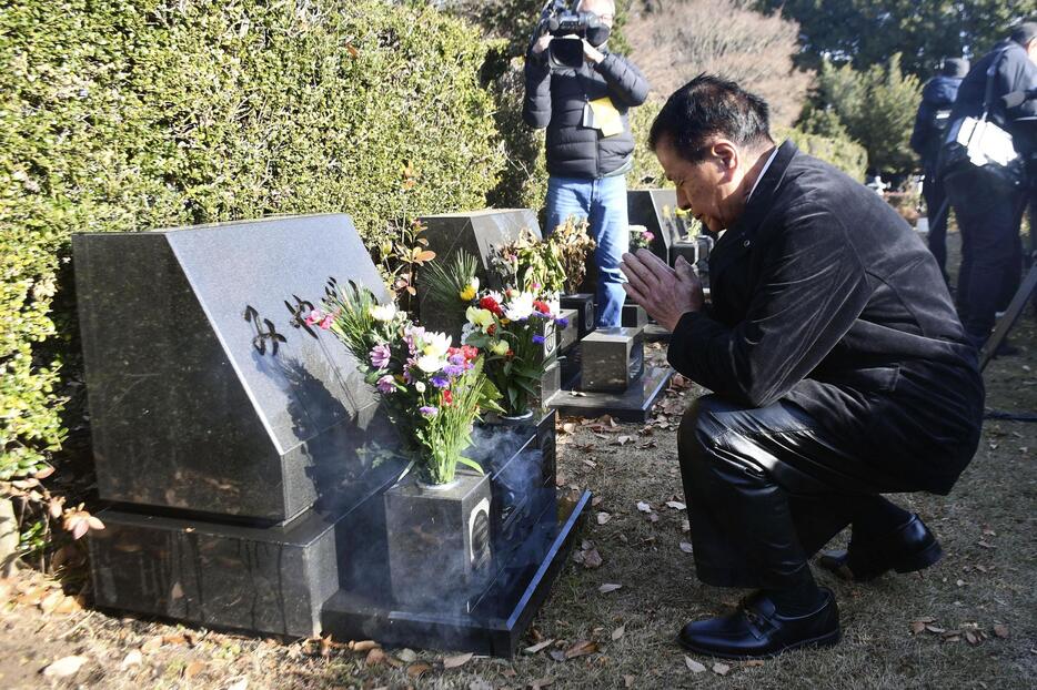 宮沢みきおさん一家の墓で手を合わせる元成城署長の土田猛さん＝30日午前、埼玉県新座市