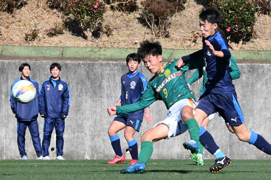 静岡学園－福井商　前半28分、2点目を決める静岡学園の乾（右から2人目）＝時之栖スポーツセンター裾野グラウンド