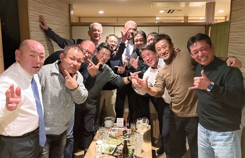 現ソフトバンク打撃コーチの村上隆行さん（右から2人目）ら「福岡40年会」の参加メンバー