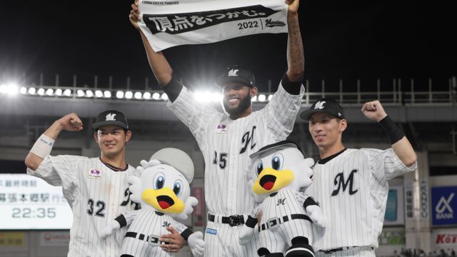 佐藤都志也選手・高部瑛斗選手とともにお立ち台に上がった時のゲレーロ投手【写真：時事】