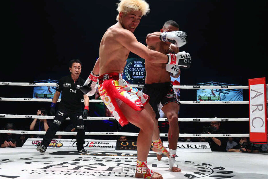 トリンダーデの強烈な右ストレートを浴びて倒れる原口健飛（C）RISE