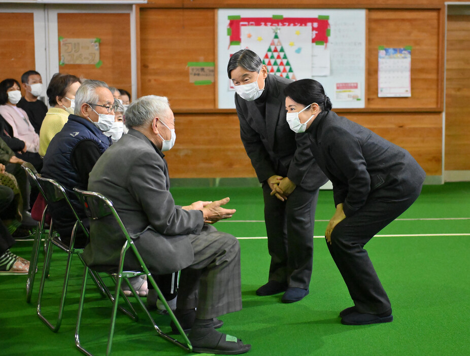 避難所を訪れ、被災者に声を掛けられる天皇、皇后両陛下＝１７日午後、石川県輪島市の市立輪島中（代表撮影）