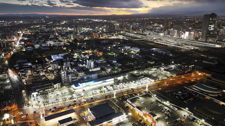 郡山駅東の工業地帯をはじめとした郡山市中心部は、米軍の爆撃による「郡山空襲」で大きな被害を受けた。眼下に広がるのは保土谷化学工業郡山工場。右奥の建物はビッグアイ＝郡山市・JR郡山駅周辺（ドローン撮影）