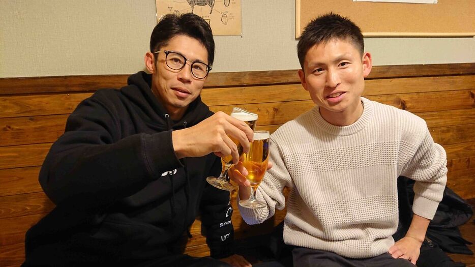 ２２年箱根駅伝後、乾杯した徳本監督（左）と今井先生。それから約３年後、藤中を全国中学駅伝で優勝に導いた今井先生に徳本監督は最大限の賛辞を送った