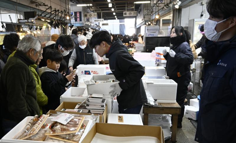 買い物客でにぎわう県南地方卸売市場