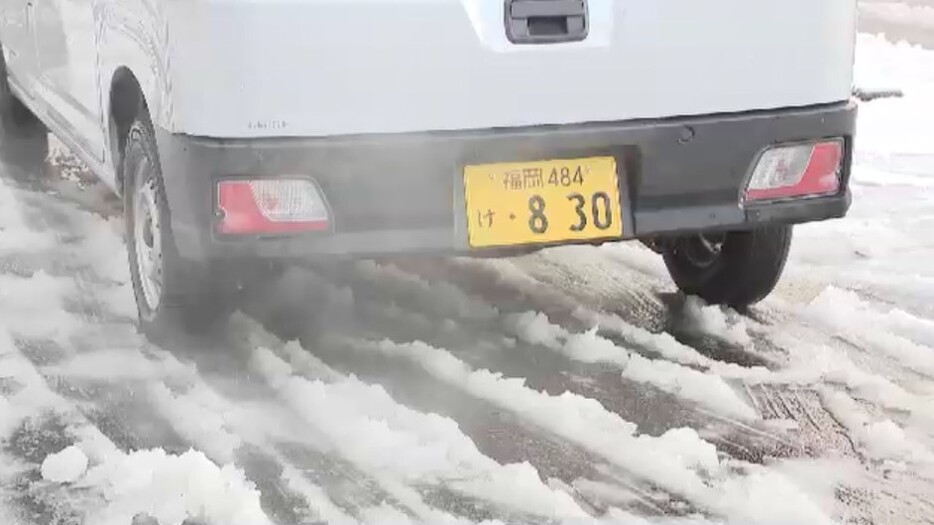 雪の影響で動けなくなった車もー