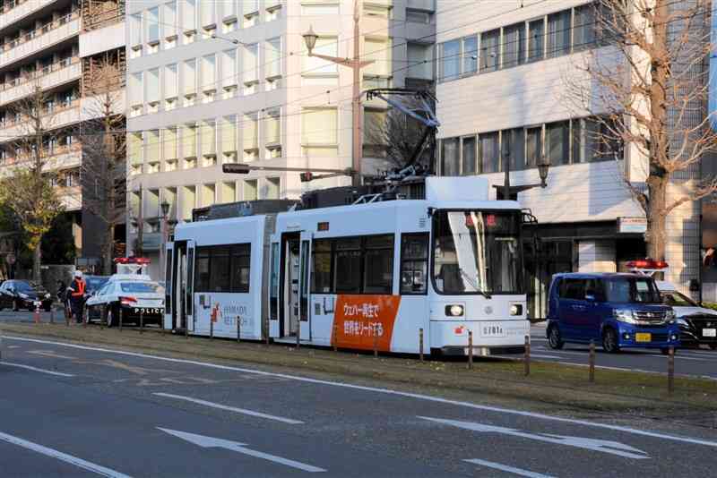 脱線した熊本市電の車両＝31日午後4時過ぎ、熊本市中央区