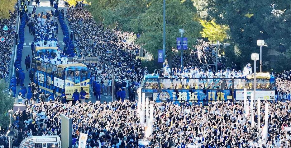 ファンで埋め尽くされた沿道にそって進むパレードの車列＝１１月３０日、横浜市中区（許可を得て京浜フェリーボートの桟橋から小型無人機ドローンで撮影）