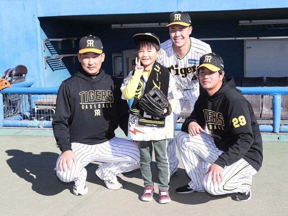 ＜プロ野球静岡県人会野球教室＞グラブを寄贈し阪神・岩崎（左）高橋（右）らと記念写真に納まる佐野（撮影・長嶋　久樹）