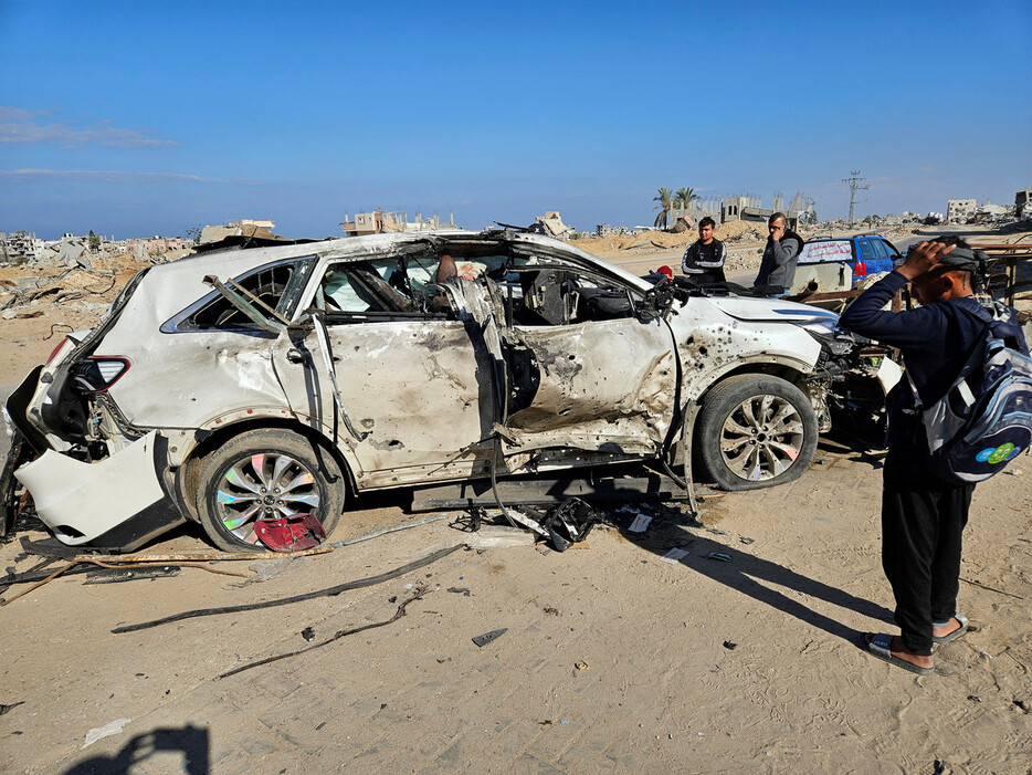 イスラエル軍の空爆で死亡した国際ＮＧＯ「ワールド・セントラル・キッチン（ＷＣＫ）」の現地職員が乗っていた車両＝１１月３０日、パレスチナ自治区ガザ南部ハンユニス（ロイター時事）