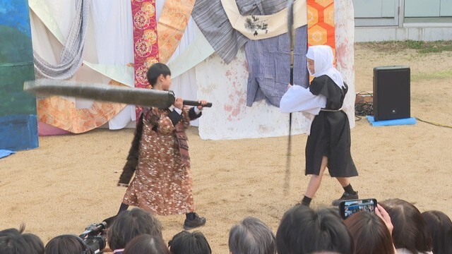 小学生が演劇を披露　やしまーる　高松市屋島東町