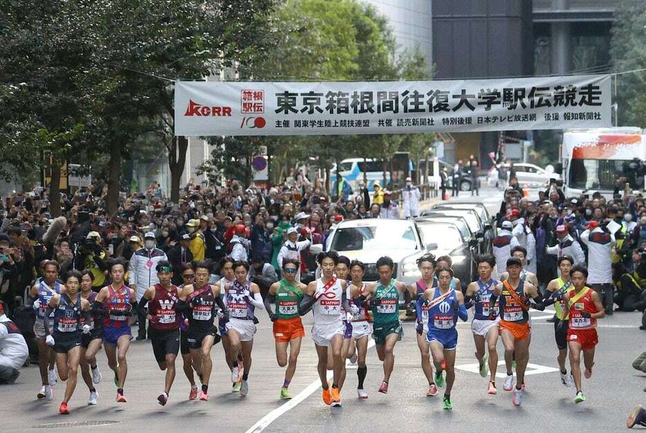 今年1月に行われた箱根駅伝で、東京・大手町を一斉にスタートする選手ら＝東京都千代田区（岩崎叶汰撮影）