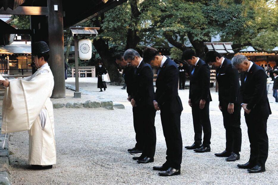 お礼参りするグランパスの小西社長ら