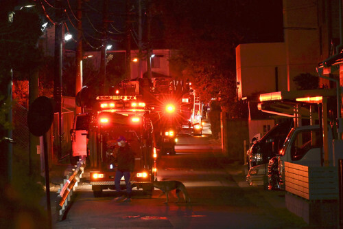 火災が発生した現場近くの住宅街（１８日午後９時半頃、千葉県柏市で）