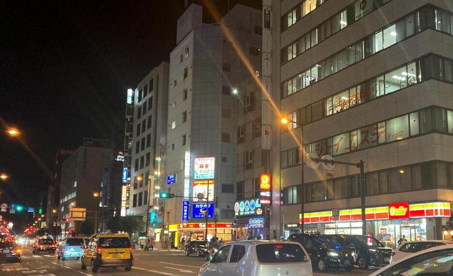 夜の大阪・梅田の表通り（筆者撮影、一部画像処理しています）