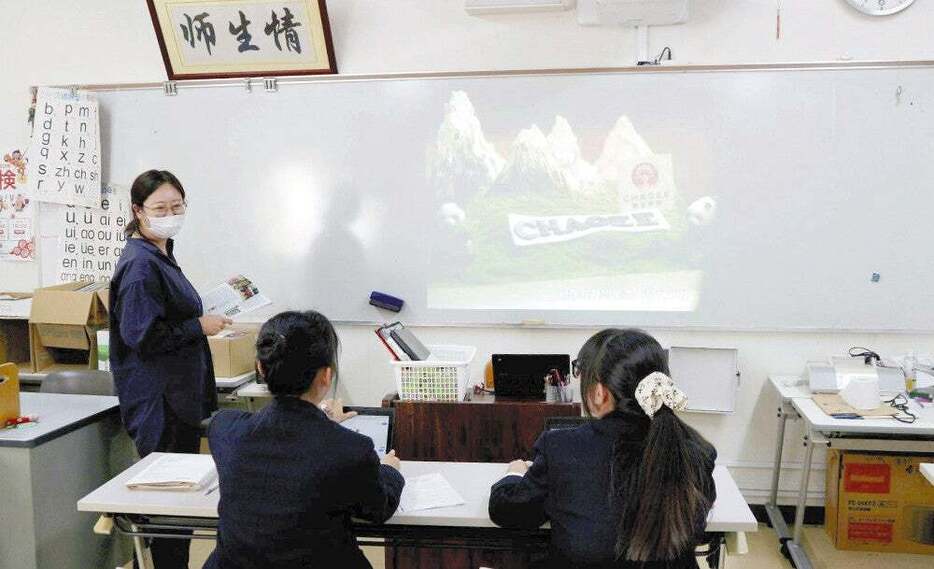 大阪府立長吉高で母国文化について学ぶ中国出身の生徒ら（大阪市平野区で）