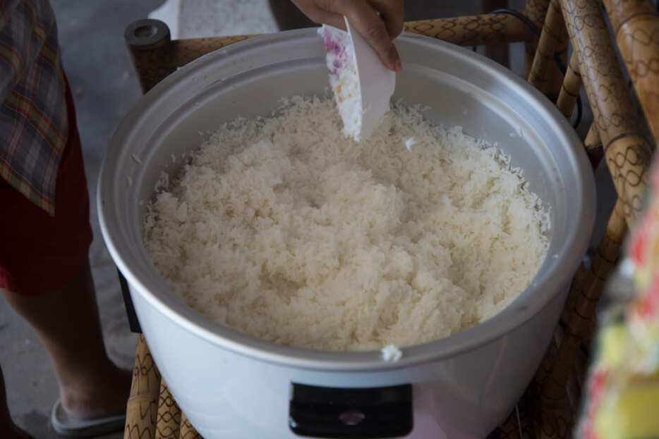 1人暮らしでご飯は「朝に炊いて夕方まで保温」しています。電気代が気になるのですが、「電子レンジで温め直す」ほうが節約になる？ 費用を比較