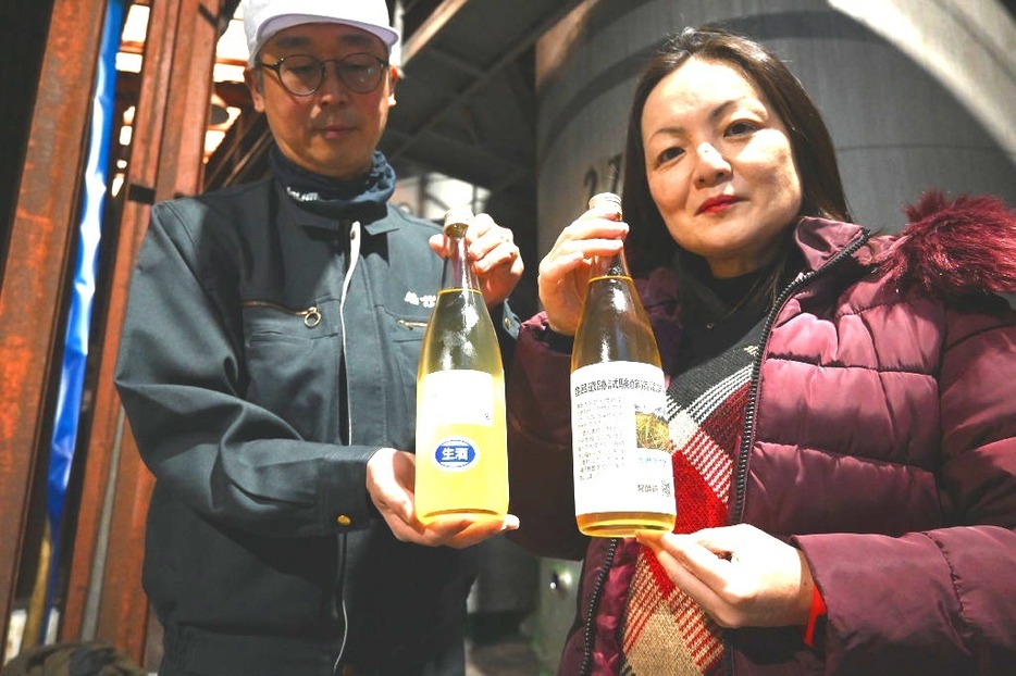 登呂遺跡で栽培した赤米を使った日本酒の試作品＝島田市の大村屋酒造場