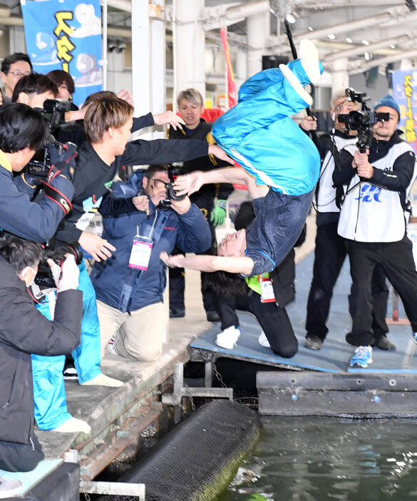 前日1000勝を達成した河合佑樹は一日遅れで水神祭の祝福を受ける（撮影・前岡正明）