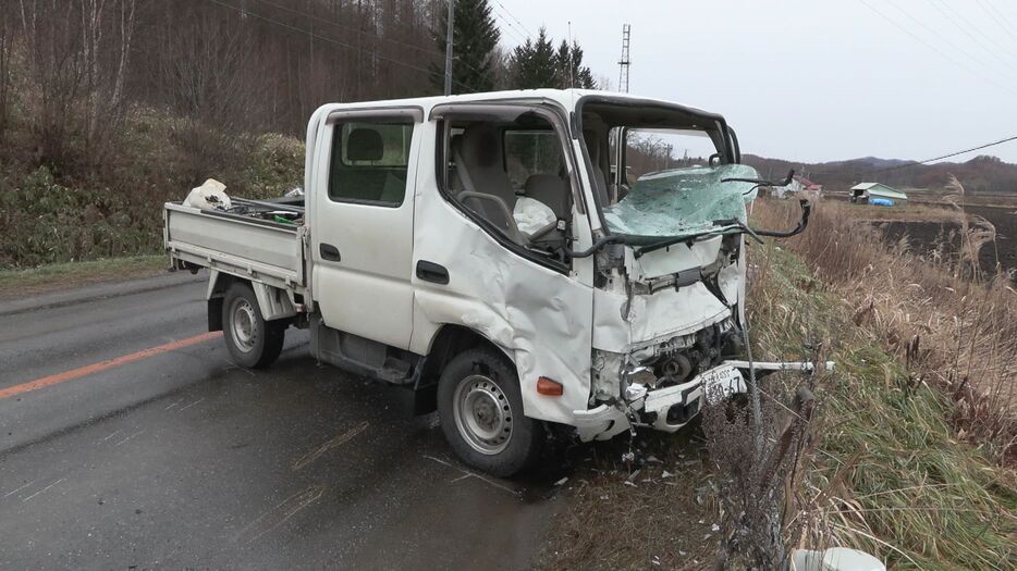 軽乗用車と衝突したトラック