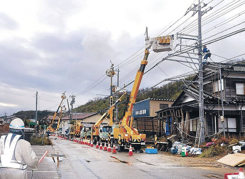 建て替えで真っすぐになった電柱＝内灘町室