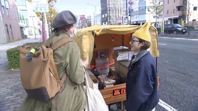 お客さんと話す柳平さん（右）