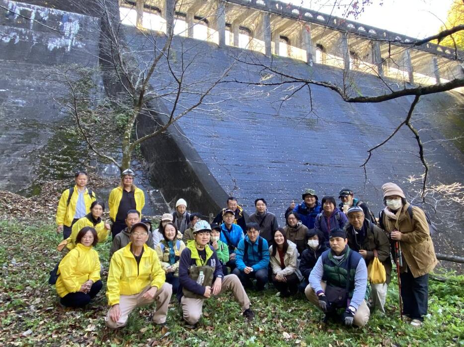 こだま里山げんき隊が主催する「間瀬ダム（堰堤）」見学会の参加者ら