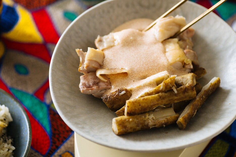 炊飯器でつくれる「蒸し鶏とゴボウのたらマヨソース」