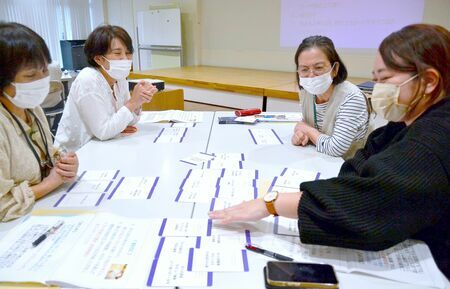 「もしバナゲーム」をする参加者＝１１月２２日、南城市役所内