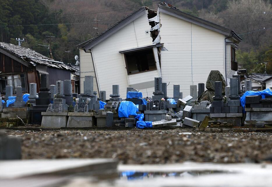 地震で倒壊した墓石＝24日、石川県輪島市