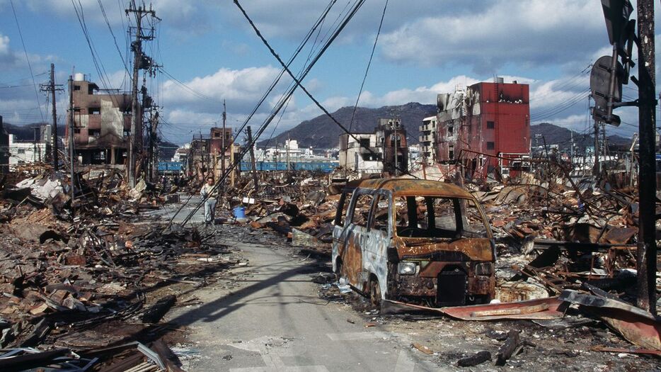 がれきと化した兵庫県神戸市長田区の街並み　（1995年1月25日撮影、時事通信フォト）