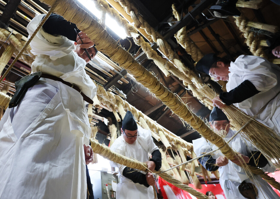 宮城県塩釜市の塩釜神社で、拝殿などに飾るしめ縄作りが最盛期を迎えている。この日は、「よいしょ、よいしょ」の掛け声に合わせて同神社の職員５人で大しめ縄を完成させた。新年に向け準備を進めている＝１２日