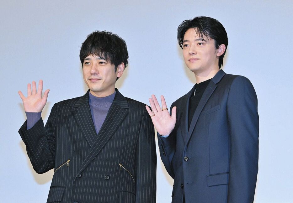 登場した二宮和也（左）と櫻井海音