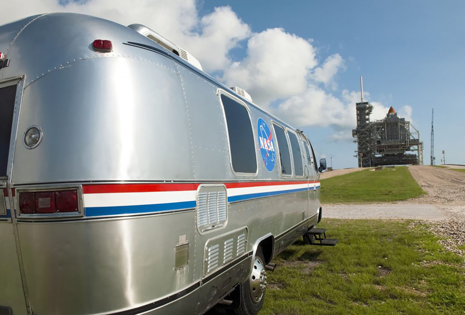 アメリカのNASAは、エアストリーム社に宇宙飛行士の運搬用の送迎車「アストロバン」の製作を依頼した。そして1983年に3台が製作され、宇宙飛行士を無事に発射台まで送り届ける役目を果たしていた。