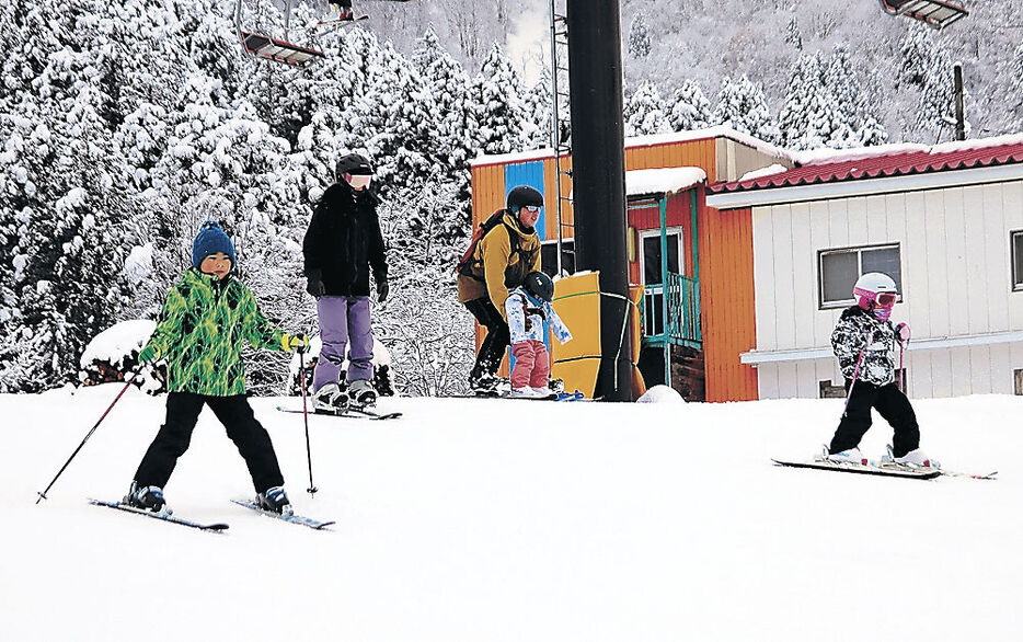 オープン初日に初滑りを楽しむ家族連れ＝富山市のあわすのスキー場