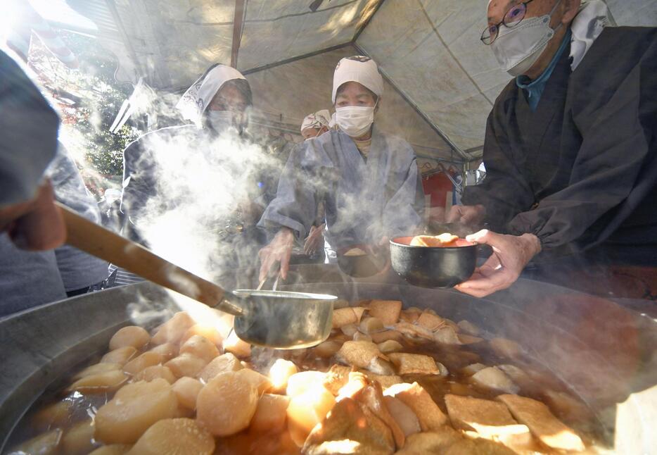 京都市上京区の千本釈迦堂で始まった冬の風物詩「大根だき」＝7日午前