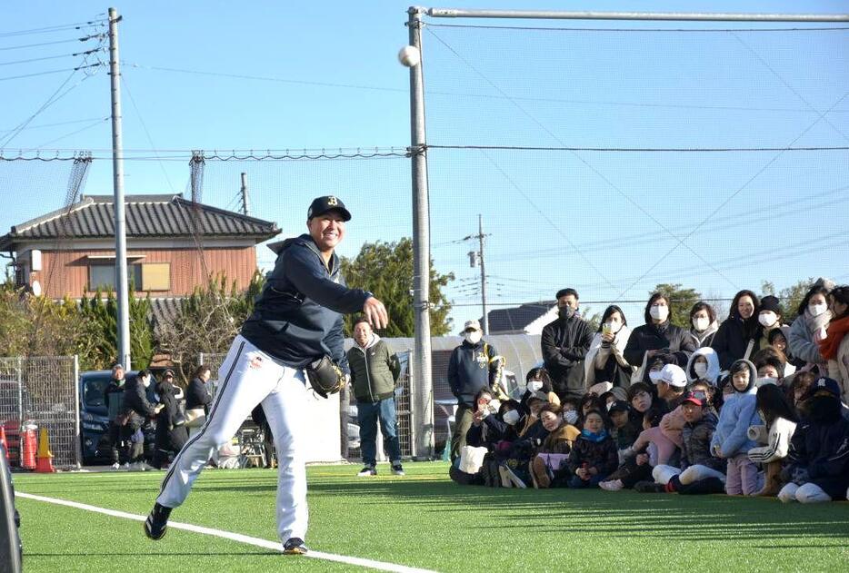 キャッチボールを披露する古田島成龍選手=河内町源清田