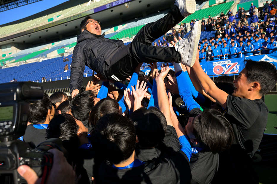 初の日本一。大津高の選手たちが平岡和徳テクニカルダイレクターを胴上げ(Koki NAGAHAMA/GEKISAKA)