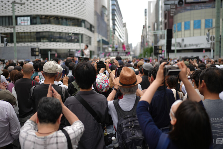 東京都知事選で候補者の演説を聴く有権者ら＝６月３０日、東京都中央区