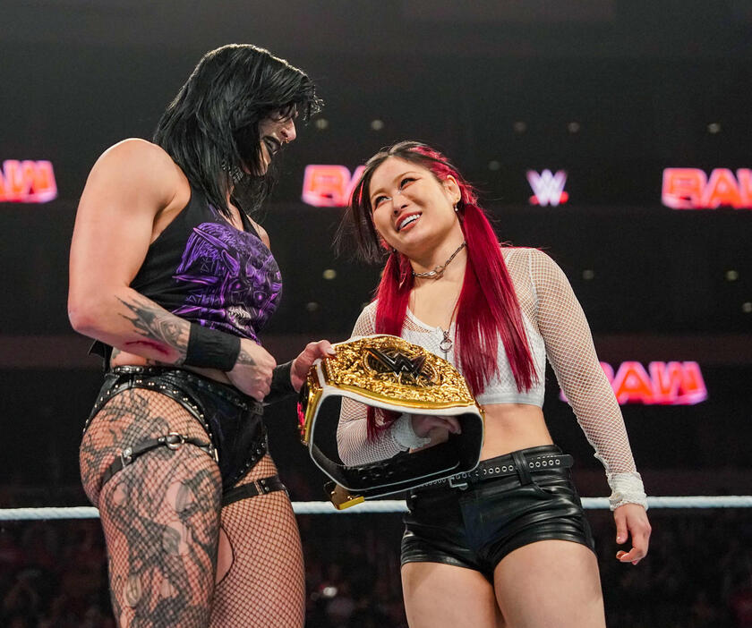 WWE女子世界王座ベルトを手にリア・リプリー（左）と不敵な笑みを浮かべるイヨ・スカイ（C）WWE