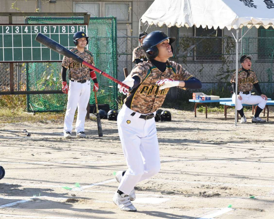 中学生との交流試合ではつらつとしたプレーを見せる霧島警察署野球部＝霧島市の国分南中学校